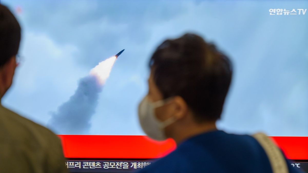 KLDR odpálila nejméně deset raket, Jižní Korea zareagovala třemi